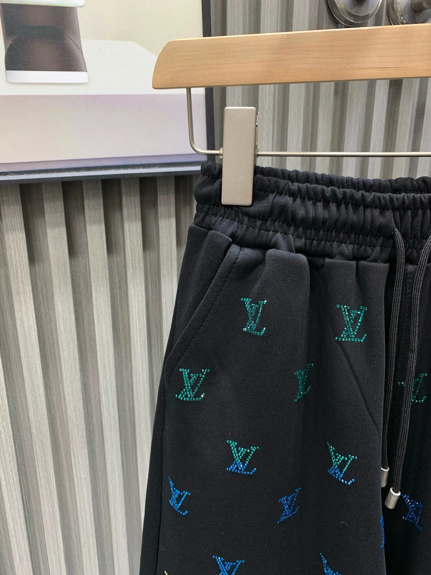 🅿️230 🀄️ Louis Vuitton, original product from the official website 🔥 2V simple and fashionable summer shorts and casual pants, with full diamond design, very comfortable to wear, low-key yet luxurious. It is very classy to wear, and the style and tailoring of the pants need not be said. The upper body is exquisite and vivid. Really first-class top quality materials. Really palace-class casual pants and elastic pants, made of Turkish cotton. Produces the most famous denim fabric of outstanding quality. After heavy washing, the pants are very soft! The straight-leg version is not picky, the upper body is absolutely stylish, and the waistband design is extremely luxurious.
